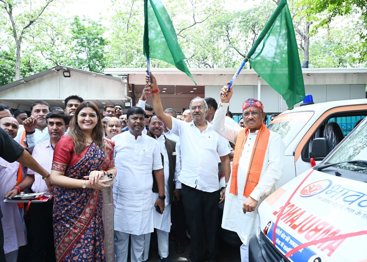 CM Sai flags off five free ambulances for Pandariya area
