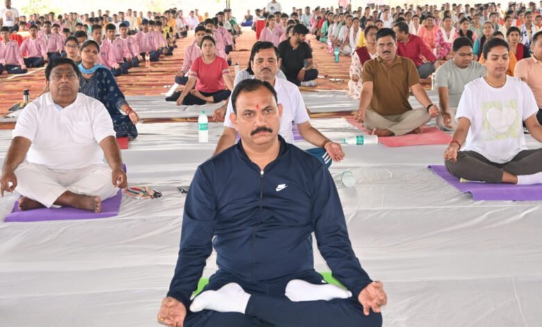 शारीरिक, मानसिक स्वास्थ्य एवं तनाव रहित जीवन का माध्यम है योग- श्याम बिहारी जायसवाल 1 Yoga is a medium for physical, mental health and stress-free life - Shyam Bihari Jaiswal