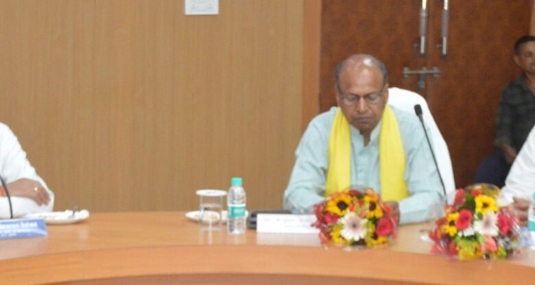 मंत्री देवांगन सहित अन्य जनप्रतिनिधियों एवं अधिकारियों ने विद्यार्थियों के उज्ज्वल भविष्य की दी शुभकामनाएं 1 Minister Dewangan and other public representatives and officials wished the students for a bright future.
