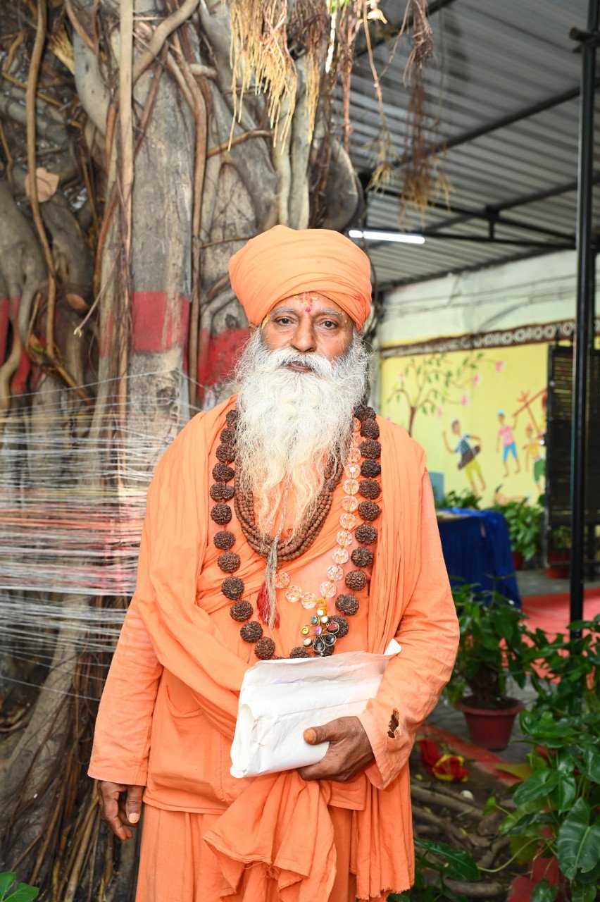Mahant Swami Anusuiya Das reached the public darshan and was overjoyed to see the arrangements for the public darshan.