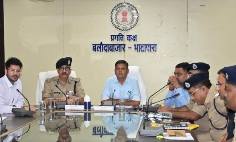 देर शाम अचानक बलौदाबाजार पहुंचे मुख्य सचिव व पुलिस महानिदेशक 1 Chief Secretary and Director General of Police suddenly reached Balodabazar late in the evening.