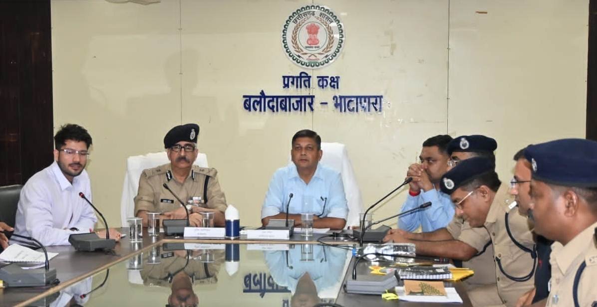 Chief Secretary and Director General of Police suddenly reached Balodabazar late in the evening.