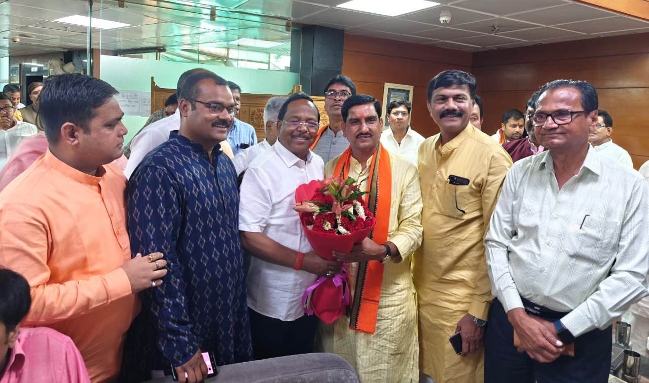 Agriculture Minister Netam congratulated Tokhan Sahu on becoming Union Minister of State.