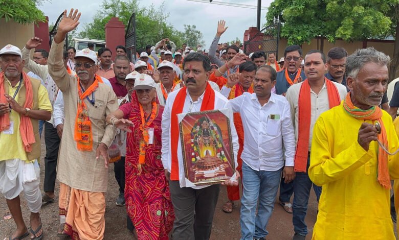 उपमुख्यमंत्री शर्मा ने श्री रामलला के दर्शन कर वापस कवर्धा पहुंचे श्रद्धालुओं का सीताराम संकीर्तन मंडली के साथ किया अभूतपूर्व स्वागत 1 Deputy Chief Minister Sharma gave unprecedented welcome to the devotees who returned to Kawardha after having darshan of Shri Ramlala along with Sitaram Sankirtan troupe.