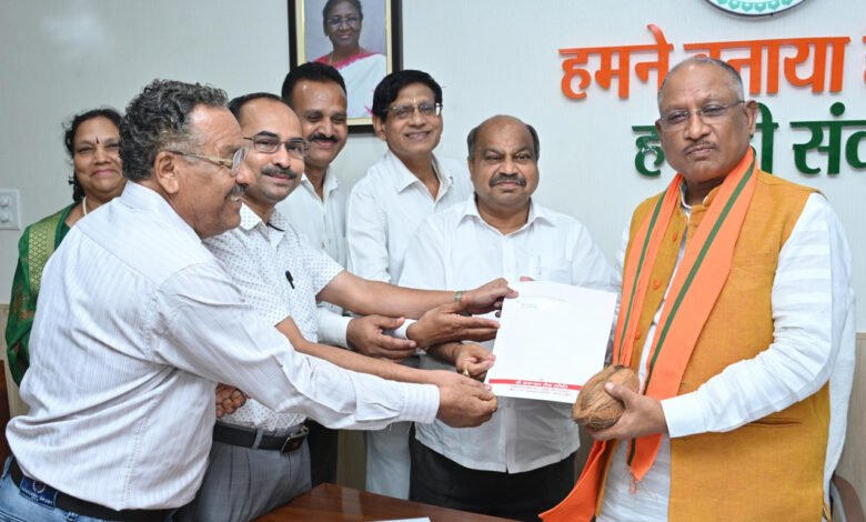 मुख्यमंत्री को उत्कल समाज ने भगवान श्रीजगन्नाथ रथयात्रा में शामिल होने का दिया न्योता 1 Utkal Samaj invites Chief Minister to participate in Lord Shri Jagannath Rath Yatra