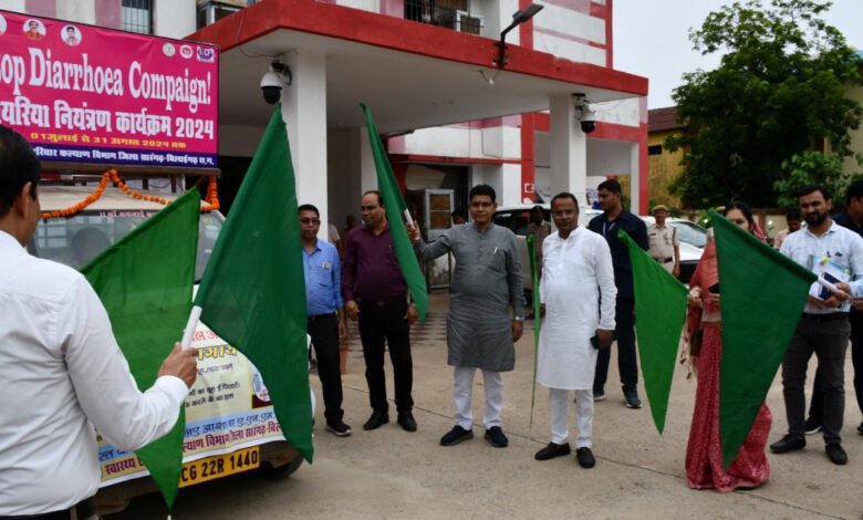 प्रभारी मंत्री टंक राम वर्मा ने डायरिया नियंत्रण रथ को हरी झंडी दिखाकर किया रवाना 1 Minister in-charge Tank Ram Verma flagged off the diarrhea control chariot.