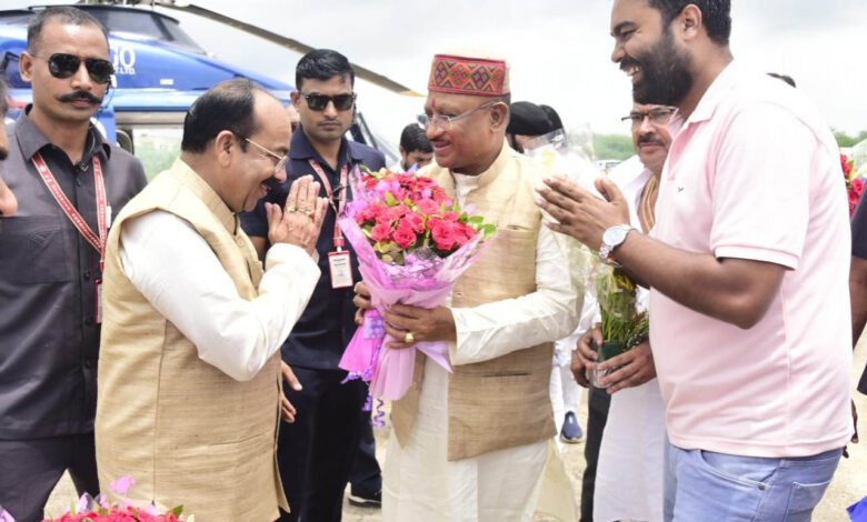 मुख्यमंत्री विष्णुदेव साय का हेलीपैड पर स्वागत 1 Chief Minister Vishnudev Sai welcomed at the helipad