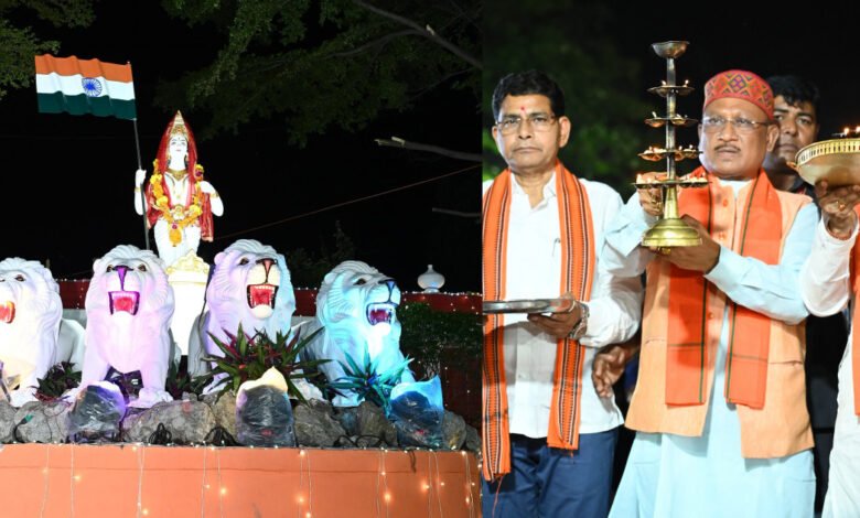 मुख्यमंत्री हुए डॉ. श्यामा प्रसाद मुखर्जी की जयंती के अवसर पर भारतमाता की सामूहिक आरती कार्यक्रम में शामिल 1 Chief Minister participated in the mass aarti program of Bharat Mata on the occasion of the birth anniversary of Dr. Shyama Prasad Mukherjee.