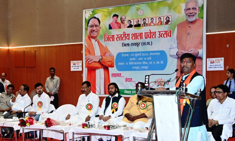 वन मंत्री राजधानी में आयोजित जिला स्तरीय शाला प्रवेश उत्सव कार्यक्रम में हुए शामिल 1 Forest Minister participated in the district level school entrance festival program organized in the capital.