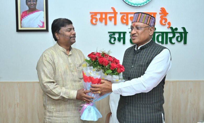 मुख्यमंत्री से वनमंत्री केदार कश्यप ने की सौजन्य मुलाकात 1 Forest Minister Kedar Kashyap paid courtesy call on the Chief Minister