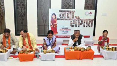 Photo of जब मितानिन दीदियों के साथ पंगत में बैठकर मुख्यमंत्री ने किया भोजन