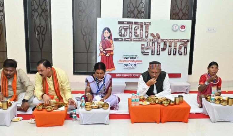 जब मितानिन दीदियों के साथ पंगत में बैठकर मुख्यमंत्री ने किया भोजन 1 When the Chief Minister had food while sitting in the queue with Mitanin Didis