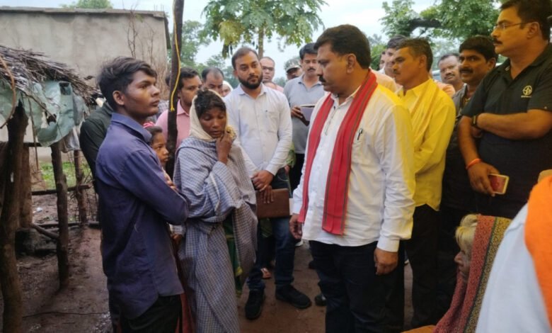 प्रदेश के उपमुख्यमंत्री विजय शर्मा कल शाम बैगा बाहुल्य सोनवाही गांव पहुंचकर पीड़ित परिवारों से मिले 1 State Deputy Chief Minister Vijay Sharma reached Baiga dominated Sonwahi village yesterday evening and met the families of the victims.