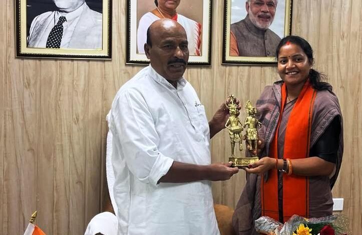 केंद्रीय मंत्री डॉ. वीरेन्द्र कुमार खटीक से मंत्री लक्ष्मी राजवाड़े ने की सौजन्य मुलाकात 1 Minister Lakshmi Rajwade had a courtesy call on Union Minister Dr. Virendra Kumar Khatik.