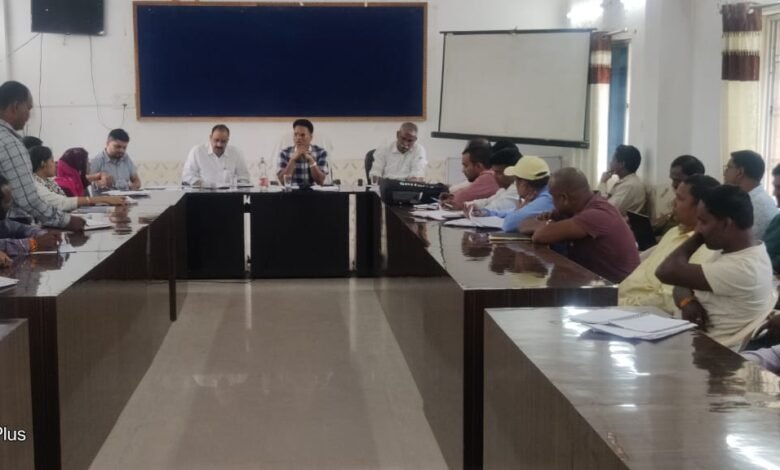 जनपद पंचायत सुरजपुर में की गई प्रधान मंत्री आवास के संबंध में बैठक 1 Meeting regarding Prime Minister's residence held in District Panchayat Surajpur