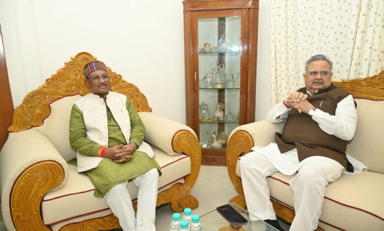 सीएम साय ने डॉ. रमन सिंह से उनके निवास में की सौजन्य मुलाकात 1 CM Sai had a courtesy meeting with Dr. Raman Singh at his residence.