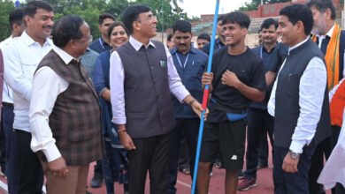 Photo of केंद्रीय खेल मंत्री जैवलिन थ्रो खिलाड़ी के प्रतिभा के हुए कायल