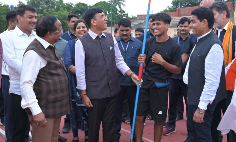 केंद्रीय खेल मंत्री जैवलिन थ्रो खिलाड़ी के प्रतिभा के हुए कायल 1 Union Sports Minister is impressed by the talent of Javelin thrower