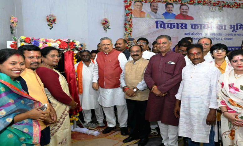 डॉ. रमन सिंह और अरुण साव ने 13.81 करोड़ रुपए के 96 विकास कार्यों का किया भूमिपूजन 1 Dr. Raman Singh and Arun Sao performed Bhoomi Pujan of 96 development works worth Rs 13.81 crore.
