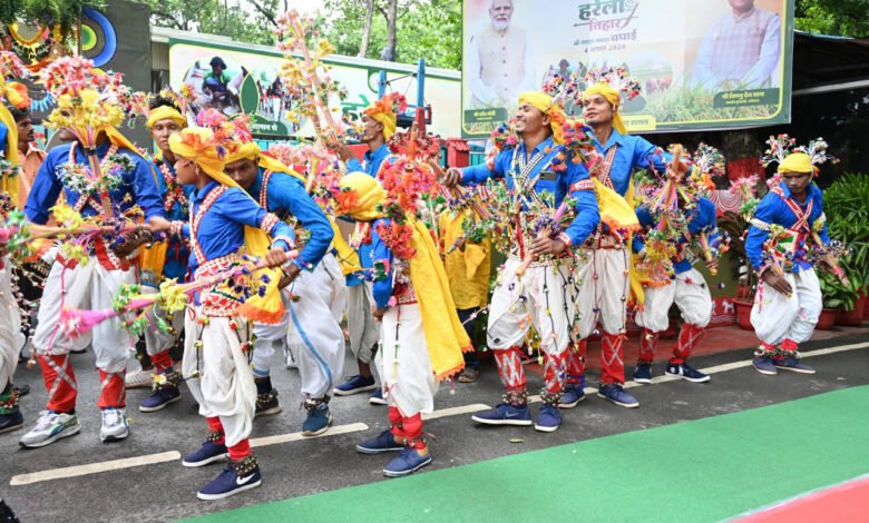 हरेली तिहार में पारंपरिक लोक यंत्रों के साथ सुंदर नाचा का आयोजन हो रहा है 1 Beautiful dances are being organized with traditional folk instruments in Hareli Tihar.