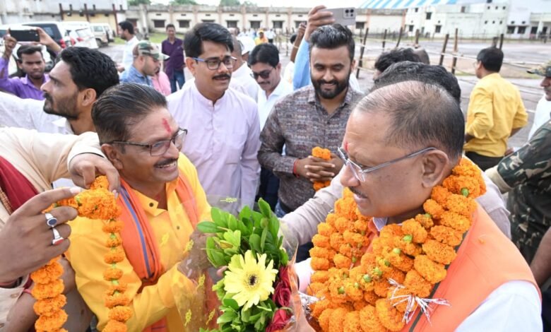 मुख्यमंत्री के पी.जी.कालेज हेलीपेड कबीरधाम पहुंचने पर हुआ आत्मीय स्वागत 1 Warm welcome given to Chief Minister upon reaching PG College Helipad Kabirdham