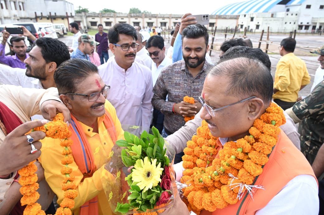 Warm welcome given to Chief Minister upon reaching PG College Helipad Kabirdham