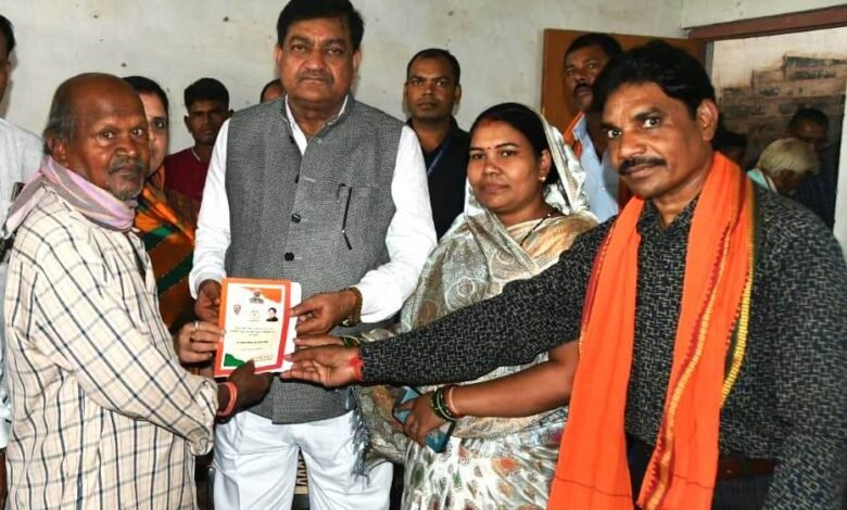 खाद्य मंत्री बघेल ने हितग्रहियों को किया राशनकार्ड का वितरण 1 Food Minister Baghel distributed ration cards to the beneficiaries.