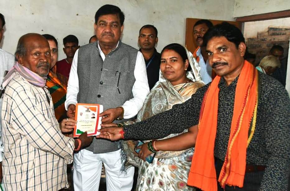 Food Minister Baghel distributed ration cards to the beneficiaries.