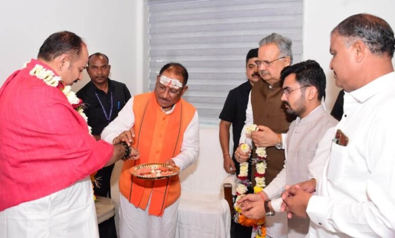 Chief Minister Vishnu Dev Sai had a courtesy meeting with the famous storyteller Pandit Pradeep Mishra.