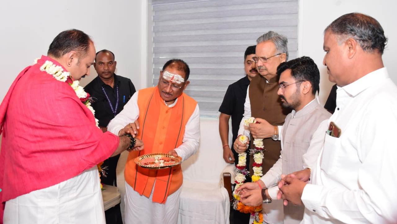 Chief Minister Vishnu Dev Sai had a courtesy meeting with the famous storyteller Pandit Pradeep Mishra.