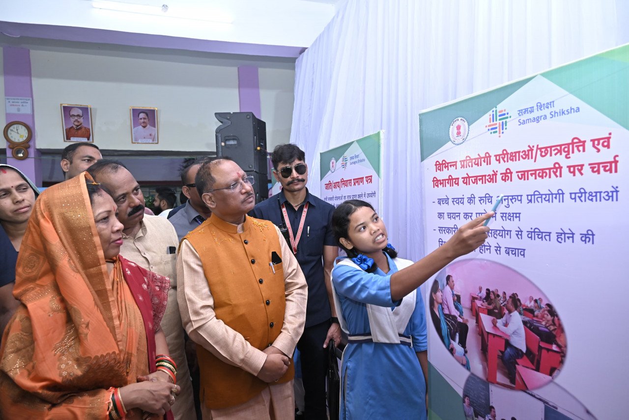 Chief Minister Vishnudev Sai participated in the cluster level mega parent-teacher conference in village Bandarchuan.