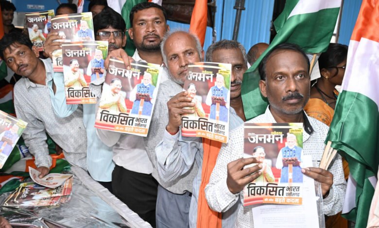 मुख्यमंत्री जनदर्शन में आए लोगों को मिल रही है योजनाओं की जानकारी 1 People who came to the Chief Minister's public darshan are getting information about the schemes.