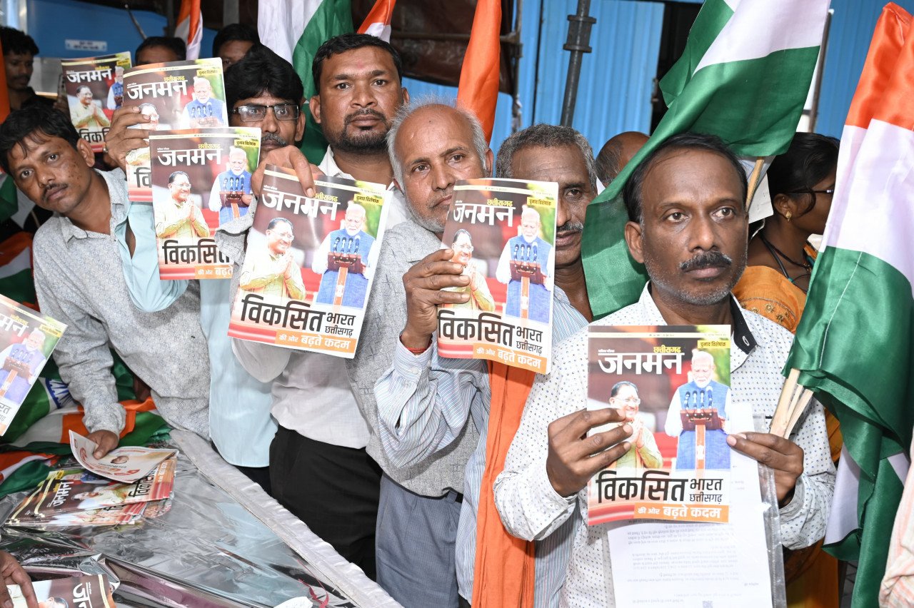 People who came to the Chief Minister's public darshan are getting information about the schemes.