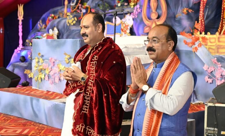उप मुख्यमंत्री साव पंडित प्रदीप मिश्रा के शिव महापुराण कथा में हुए शामिल 1 Deputy Chief Minister Saav participated in Pandit Pradeep Mishra's Shiv Mahapuran Katha.