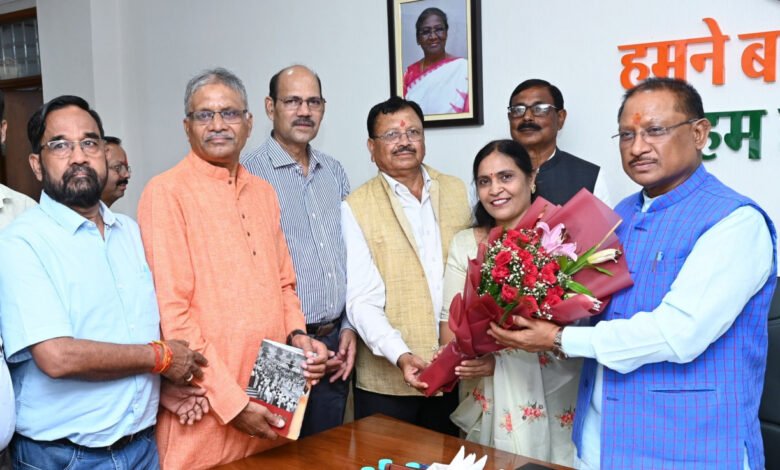 मुख्यमंत्री से छत्तीसगढ़ पिछड़ा वर्ग कल्याण आयोग के नवनियुक्त अध्यक्ष एवं सदस्यों ने की सौजन्य मुलाकात 1 The newly appointed Chairman and members of Chhattisgarh Backward Classes Welfare Commission paid courtesy call on the Chief Minister.