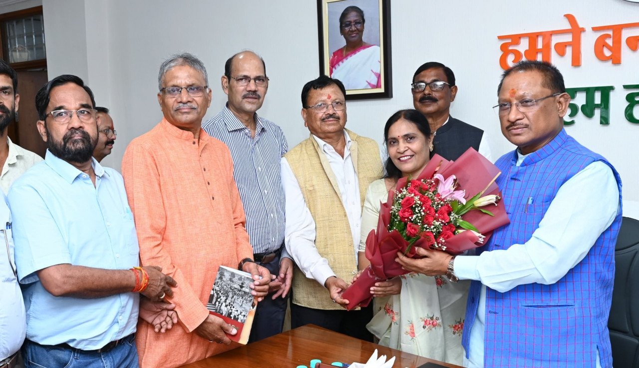 The newly appointed Chairman and members of Chhattisgarh Backward Classes Welfare Commission paid courtesy call on the Chief Minister.