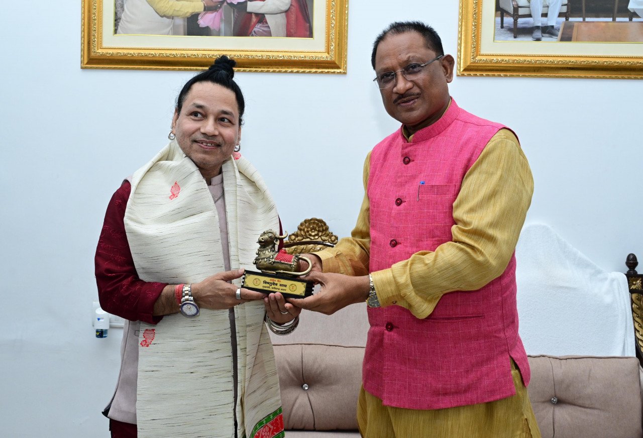 Chief Minister warmly welcomed Kailash Kher in Chhattisgarh