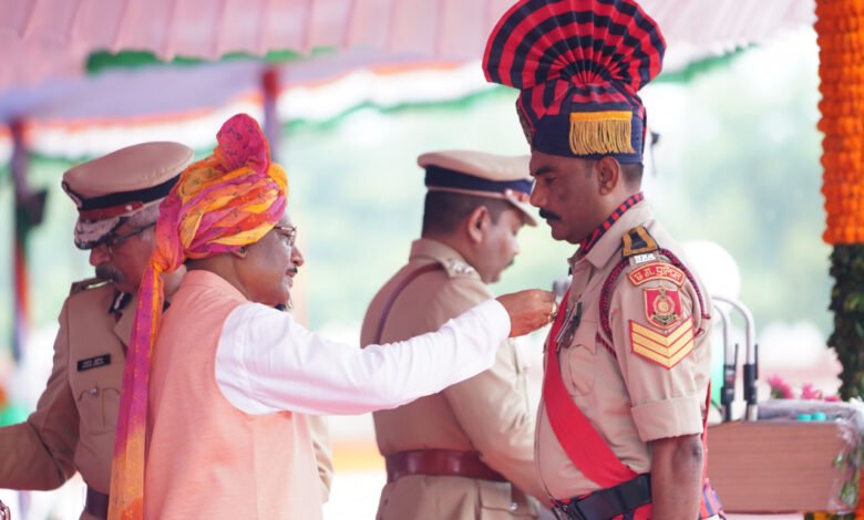 मुख्यमंत्री ने स्वतंत्रता दिवस के अवसर पर 46 पुलिस अधिकारियों एवं जवानों को पुलिस पदकों से किया सम्मानित 1 Chief Minister honored 46 police officers and soldiers with police medals on the occasion of Independence Day
