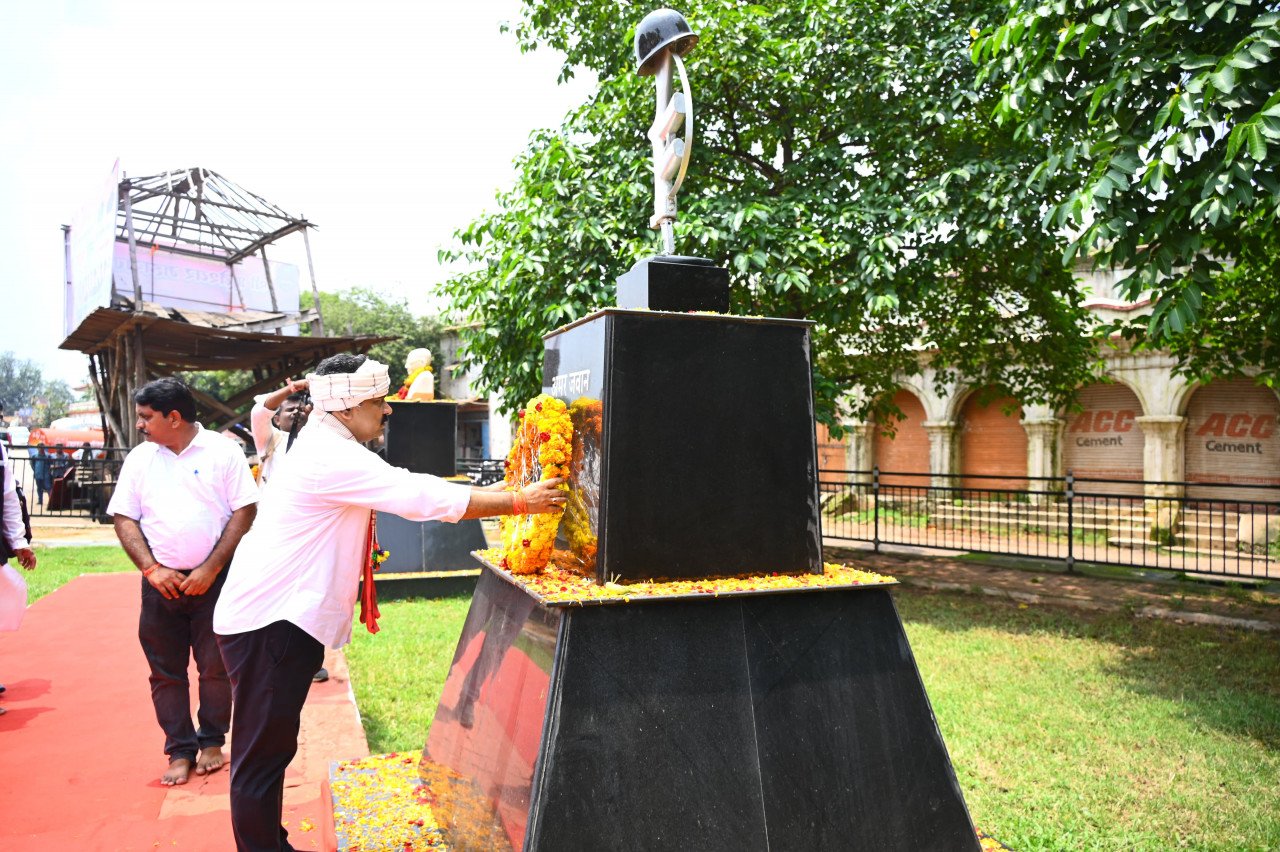 Deputy Chief Minister Vijay Sharma garlanded the martyrs