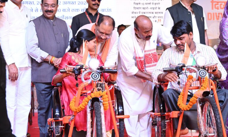 दिव्य कला मेले में दिव्यांगजनों को सहायक उपकरण एवं ऋण स्वीकृति पत्र किए गए वितरित 1 Assistive devices and loan sanction letters were distributed to disabled people in the divine art fair.
