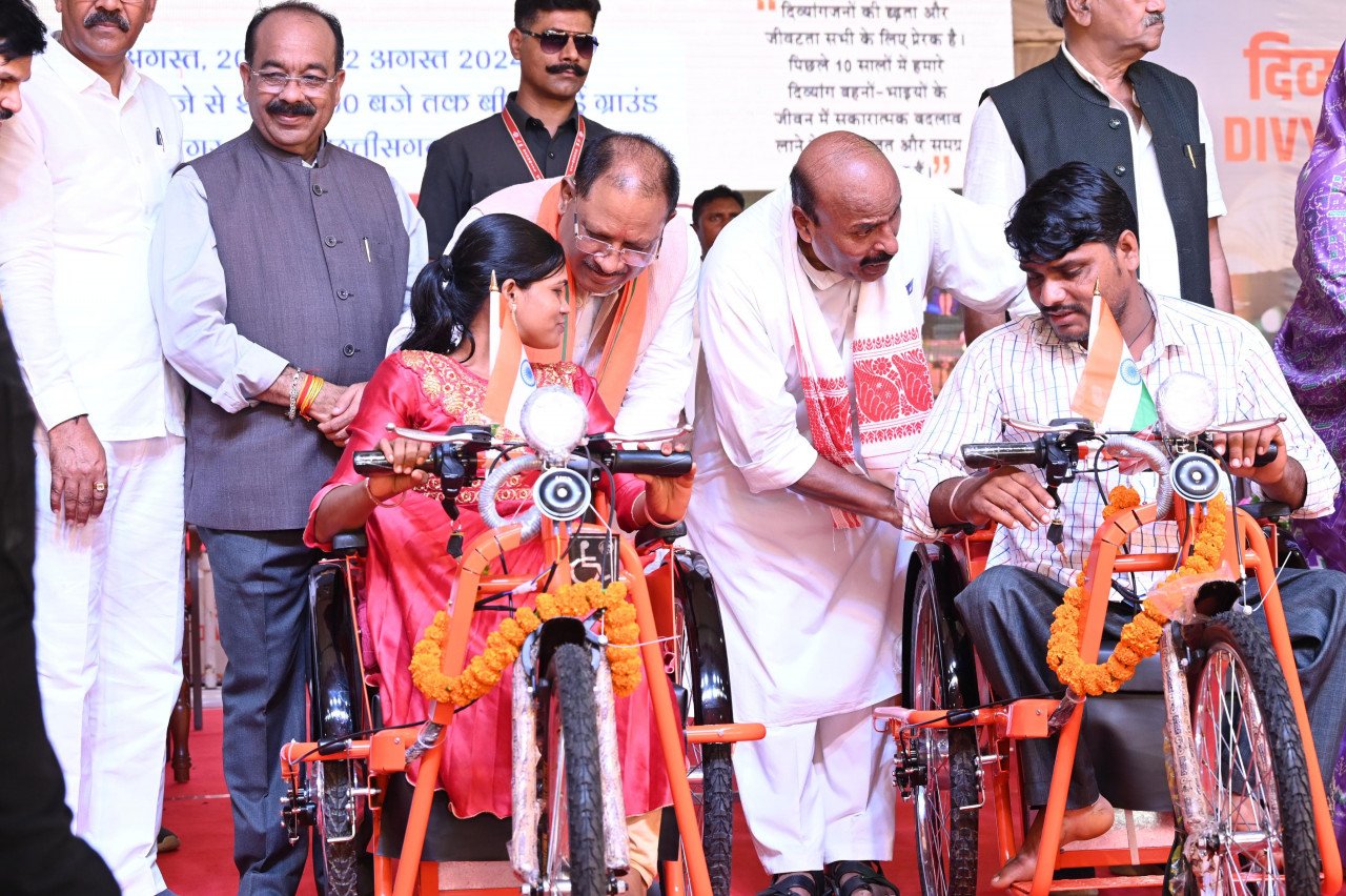 Assistive devices and loan sanction letters were distributed to disabled people in the divine art fair.
