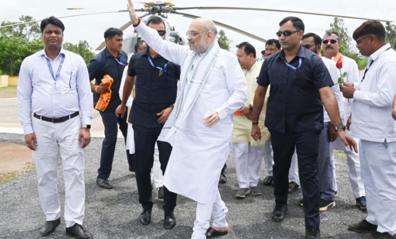 केन्द्रीय गृह मंत्री अमित शाह नवागांव हेलीपेड पहुंचने पर उनका आत्मीय स्वागत किया गया 1 Union Home Minister Amit Shah was given a warm welcome when he reached Nawagaon Helipad.