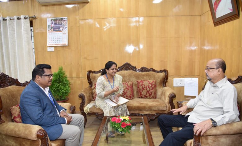 राज्यपाल रमेन डेका से मौसम विज्ञान केंद्र प्रभारी डॉ. वाणी ने भेंट की 1 Meteorological Center in-charge Dr. Vani met Governor Ramen Deka