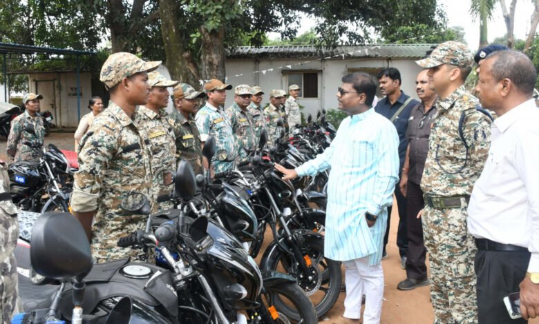 वन मंत्री कश्यप ने किया डीआरजी के जवानों को बाइक वितरण 1 Forest Minister Kashyap distributed bikes to DRG soldiers