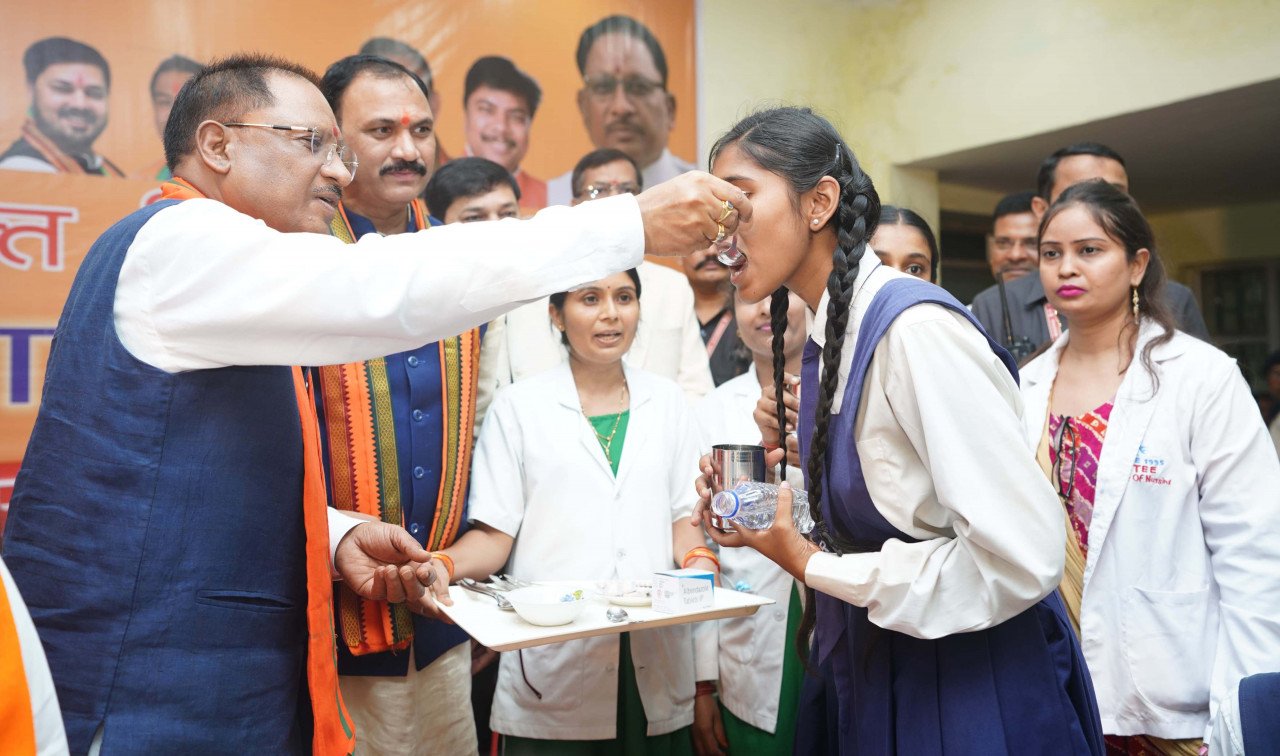 Chief Minister inaugurated Dani School by feeding anti-worm medicine to girl students