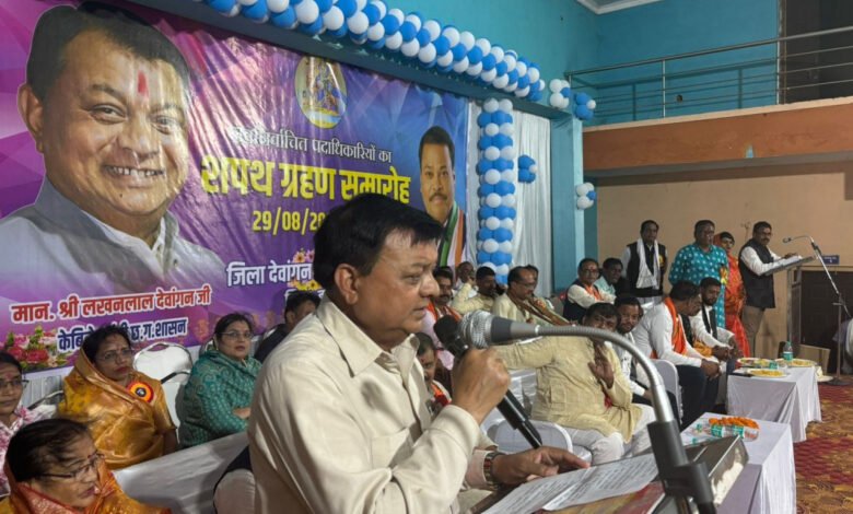 देवांगन समाज के नव निर्वाचित पदाधिकारियों के शपथ ग्रहण समारोह में शामिल हुए मंत्री देवांगन 1 Minister Dewangan attended the swearing in ceremony of newly elected officials of Dewangan community.