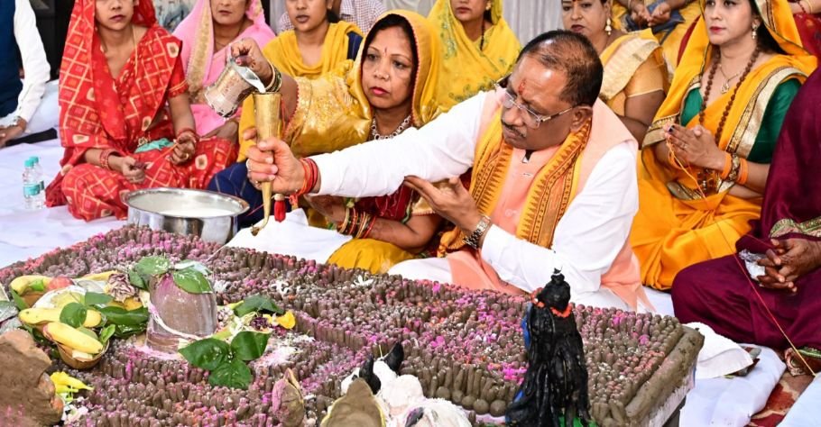 Chief Minister Shri Vishnu Dev Sai performed Shiv Rudra Mahabhishek along with his family at the Chief Minister's residence.