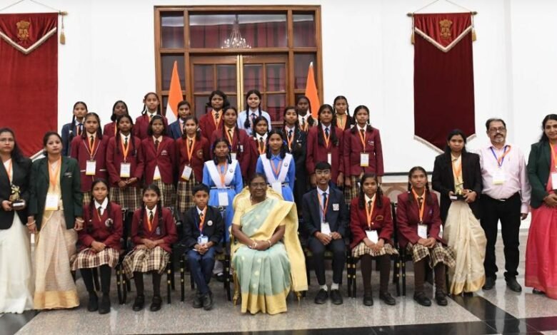 राष्ट्रपति से सरगुजा संभाग की छात्राओं ने की सौजन्य मुलाकात 1 The students of Surguja division had a courtesy call on the President.