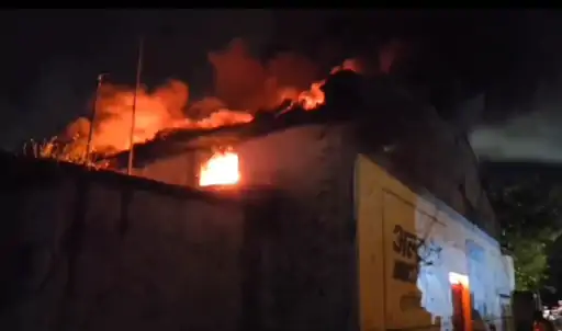तोरवा बारदाना-फैक्ट्री में लगी भीषण आग 1 A massive fire broke out in Torwa gunny-factory.