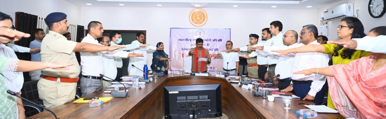 Deputy Chief Minister Vijay Sharma administered oath to officials to make illiterates literate.